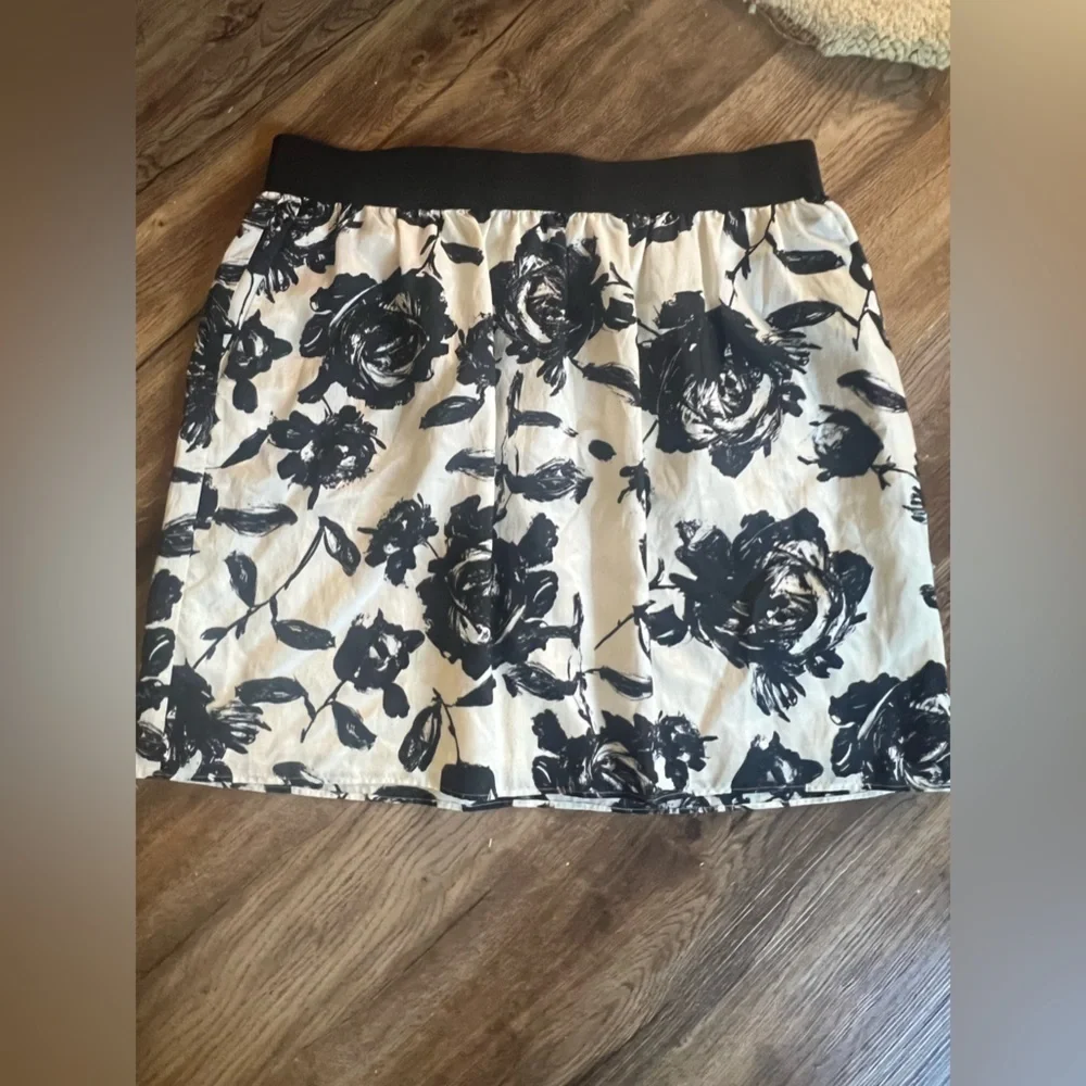 Loft by Ann Taylor ladies skirt size 14. Good condition. Elastic waist lined
